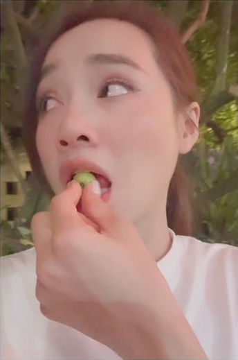 Hình ảnh ăn đồ chua liên tục của Nhã Phương khiến nhiều người nghi cô đang mang thai.