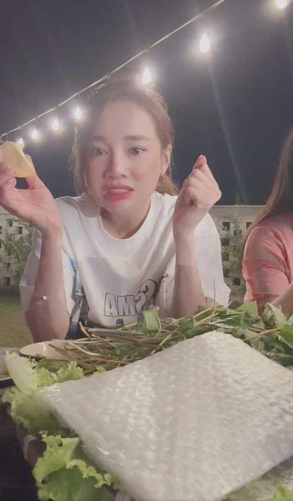 Dù liên tục ăn chua nhưng gương mặt nữ diễn viên gần như không biến sắc.