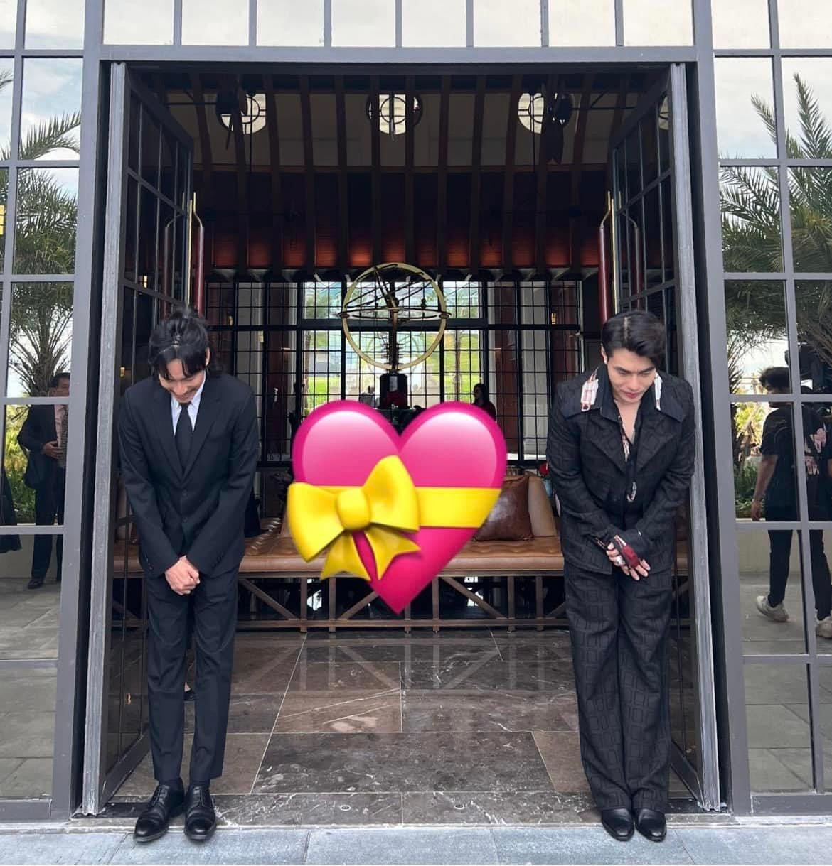 Kiều Minh Tuấn và Lê Dương Bảo Lâm lầy lội ở đám cưới của người em thân thiết. Kiều Minh Tuấn và Lê Dương Bảo Lâm lầy lội ở đám cưới của người em thân thiết.