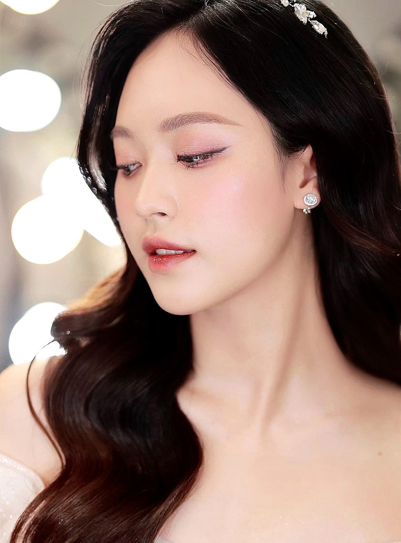 Lựa chọn phong cách trang điểm nhẹ, nàng Á hậu gây &quot;thương nhớ&quot; bởi nhan sắc ngọt ngào.