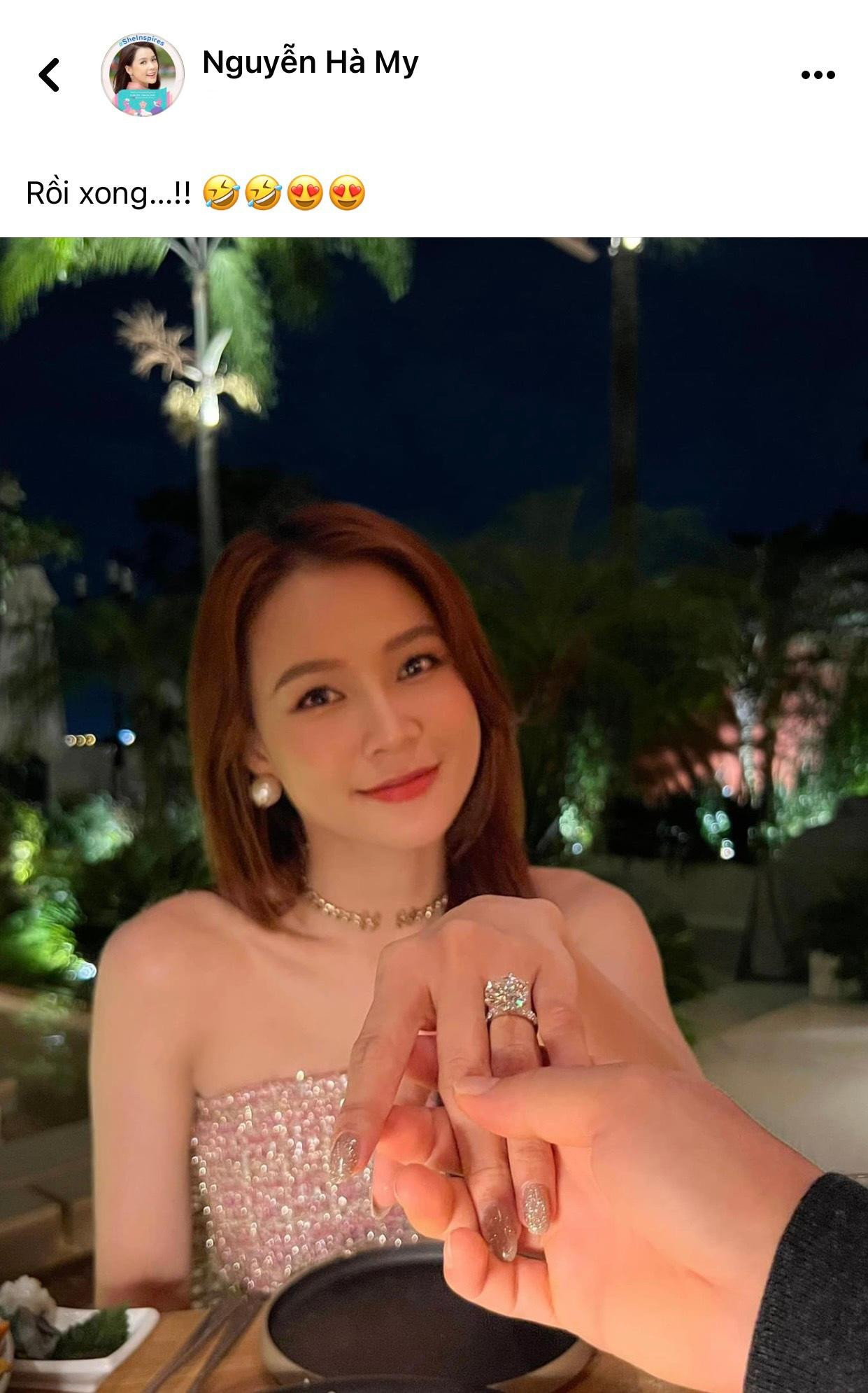 Cách đây ít phút, Sam bất ngờ đăng tải hình ảnh mình được cầu hôn lên trang cá nhân. Cách đây ít phút, Sam bất ngờ đăng tải hình ảnh mình được cầu hôn lên trang cá nhân.