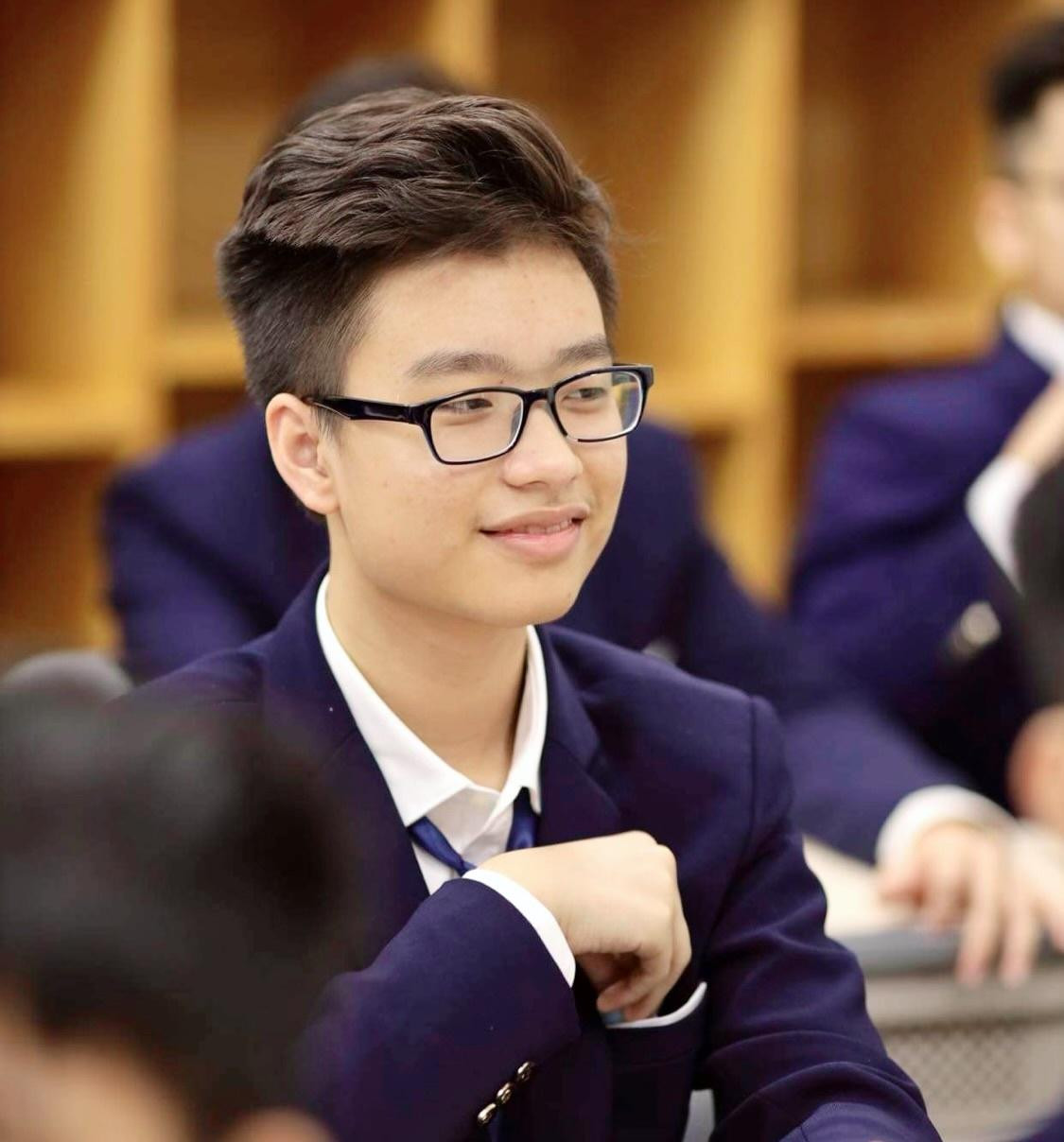 Không chỉ xuất sắc trong lĩnh vực ngoại ngữ, Anh Tuấn còn rất đam mê với các ngành học liên quan đến công nghệ. Ảnh: FBNV Không chỉ xuất sắc trong lĩnh vực ngoại ngữ, Anh Tuấn còn rất đam mê với các ngành học liên quan đến công nghệ. Ảnh: FBNV