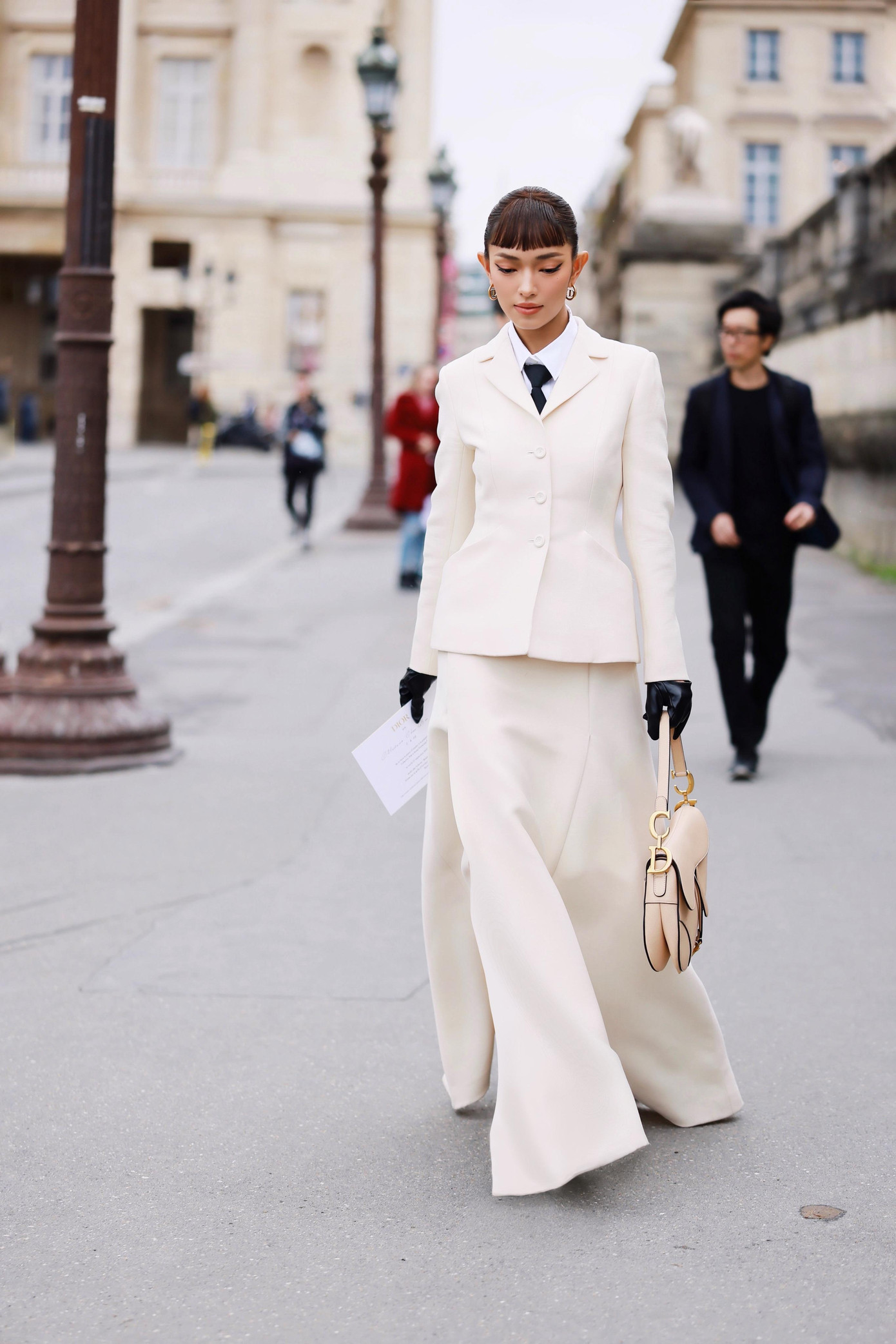 Nữ fashionista luôn xuất hiện với sự chỉn chu cùng thái độ làm việc chuyên nghiệp. Nữ fashionista luôn xuất hiện với sự chỉn chu cùng thái độ làm việc chuyên nghiệp.