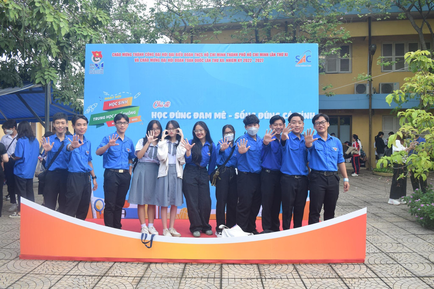 Teen có mặt từ rất sớm để check-in. Nguồn: Fanpage trường THPT Hùng Vương Teen có mặt từ rất sớm để check-in. Nguồn: Fanpage trường THPT Hùng Vương