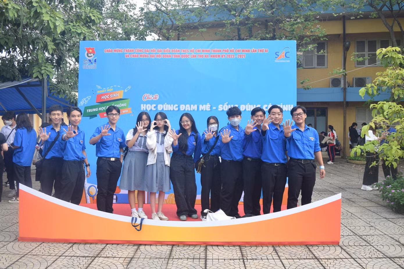 Teen có mặt từ rất sớm để check-in. Nguồn: Fanpage trường THPT Hùng Vương