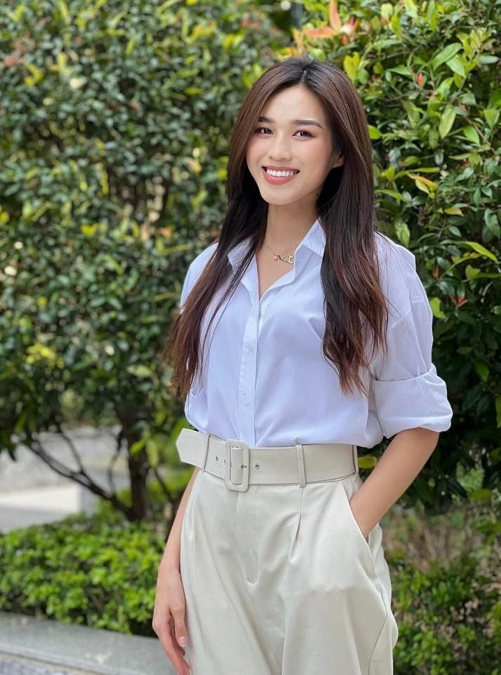 Dù đã trở thành Hoa hậu nhưng Đỗ Thị Hà không hề lơ là việc học. Dù đã trở thành Hoa hậu nhưng Đỗ Thị Hà không hề lơ là việc học.