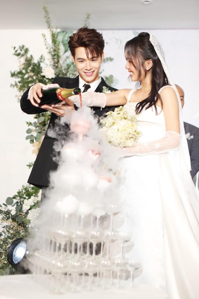 Khoảnh khắc cả hai thực hiện nghi thức rót rượu cưới.