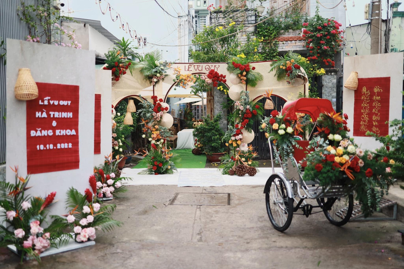 Không gian lễ cưới của MC Liêu Hà Trinh mang phong cách thập niên 70 - 80. Ảnh: FBNV Không gian lễ cưới của MC Liêu Hà Trinh mang phong cách thập niên 70 - 80. Ảnh: FBNV