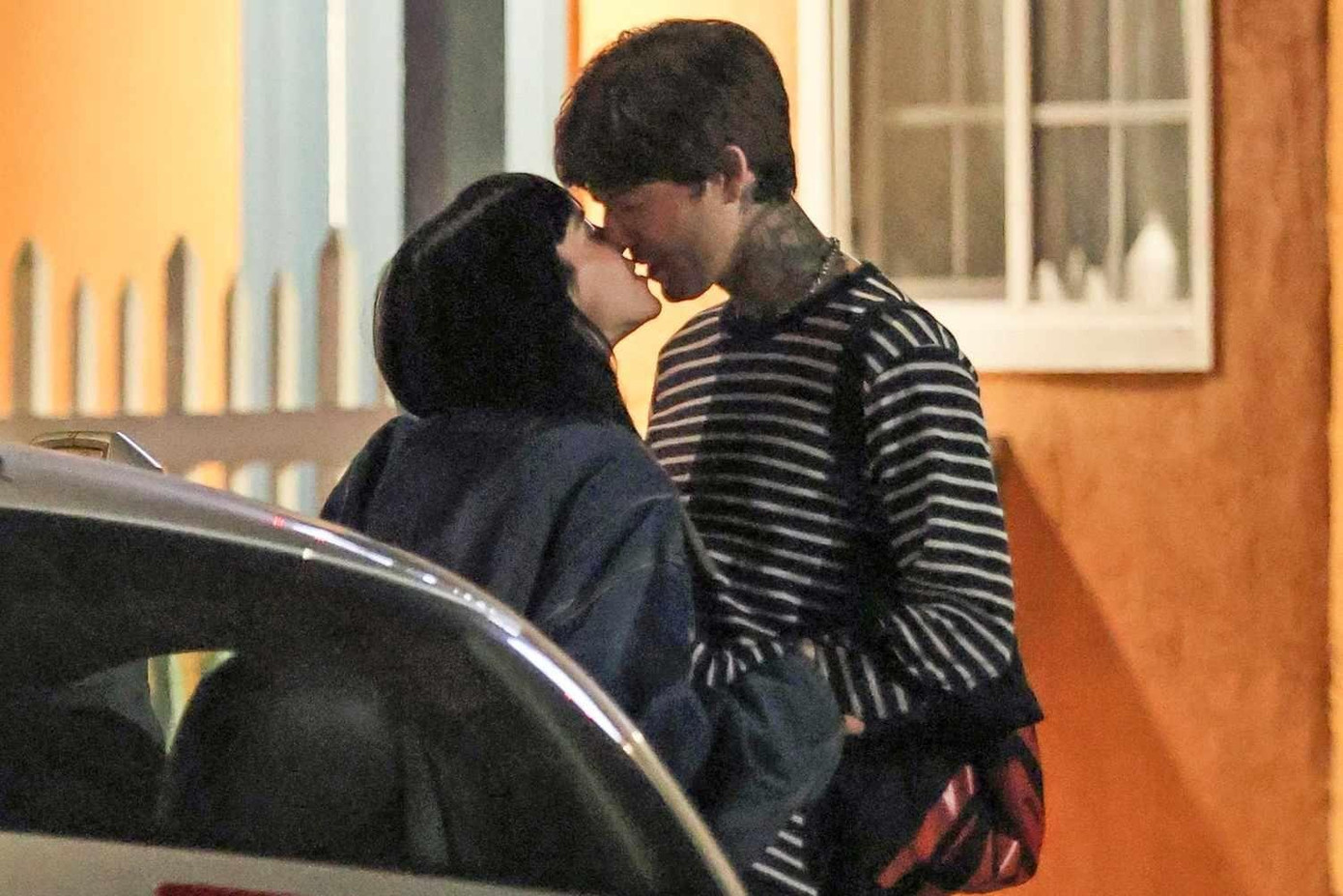 Cả hai luôn dành cho nhau những hành động ngọt ngào.