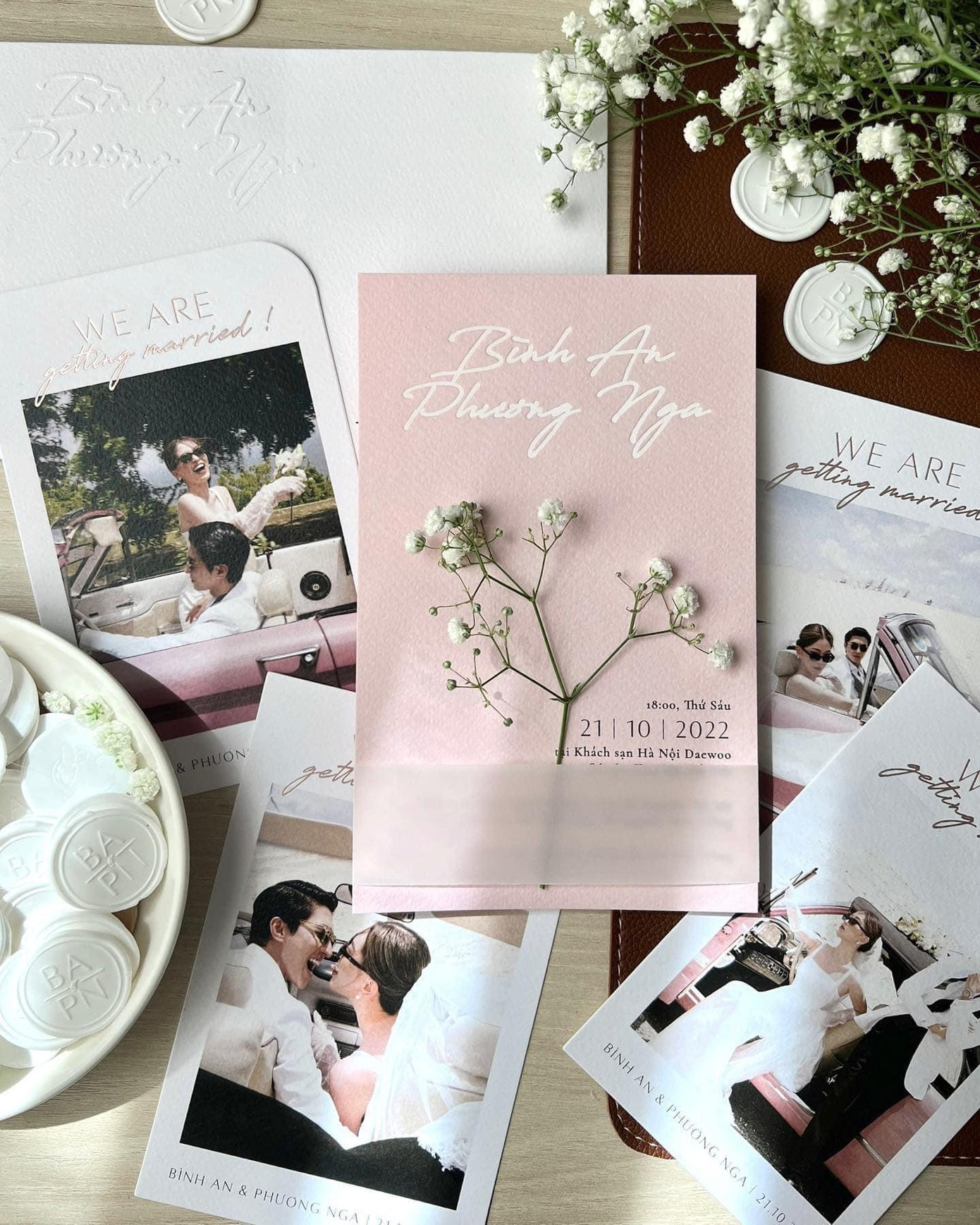 Cô dâu hé lộ 4 phiên bản thiệp cưới được sử dụng. Cô dâu hé lộ 4 phiên bản thiệp cưới được sử dụng.