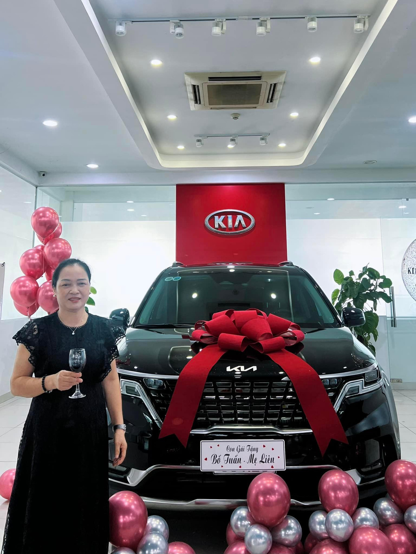 Hòa Minzy chi số tiền lớn để tặng xe cho bố mẹ nhân dịp sinh nhật vừa qua. Hòa Minzy chi số tiền lớn để tặng xe cho bố mẹ nhân dịp sinh nhật vừa qua.