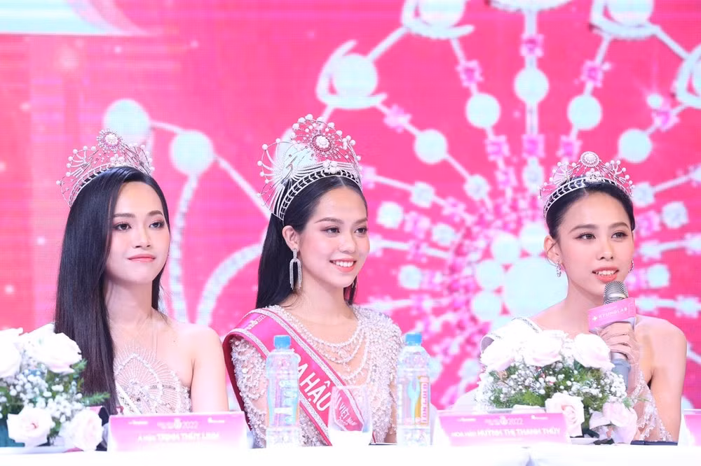 Top 3 Hoa hậu Việt Nam 2022 trong buổi họp báo sau đăng quang.