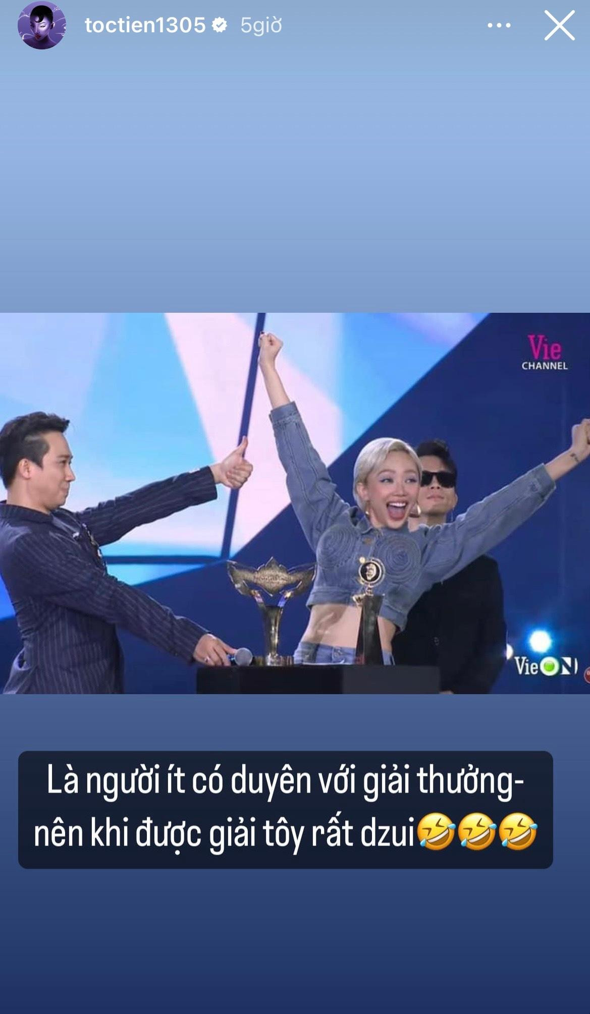 Vừa vui vẻ vì được nhận giải thưởng...