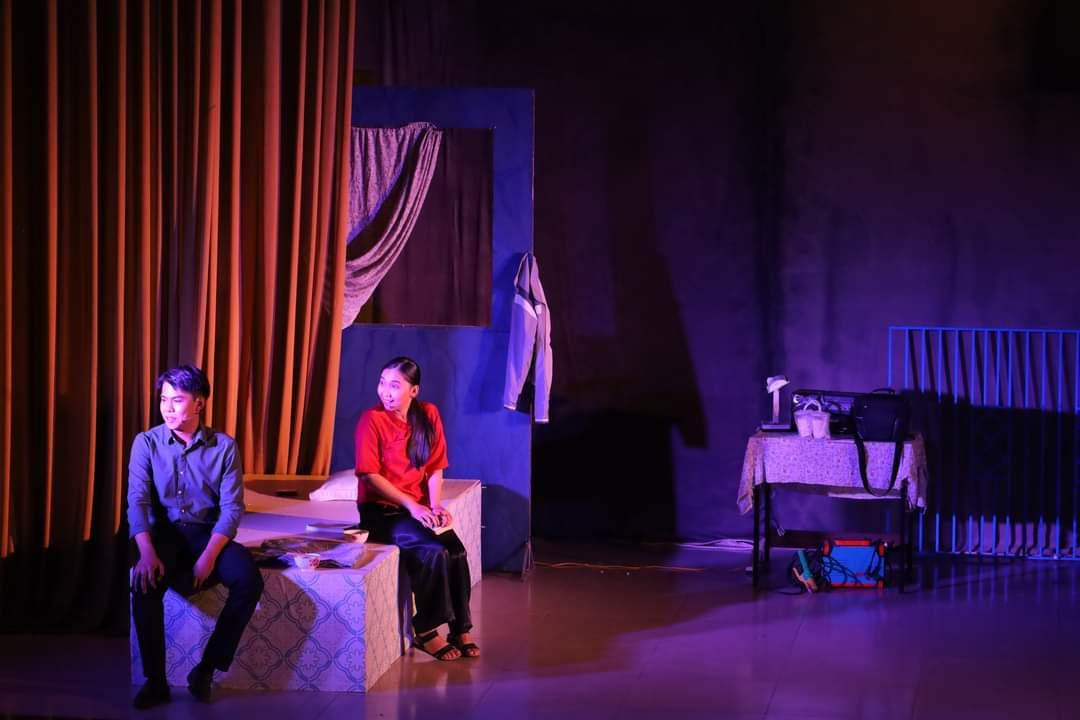 Sân khấu được tái hiện sống động và chuyên nghiệp. Nguồn: Fanpage Sân Khấu Kịch Báo Chí Nhân Văn Sân khấu được tái hiện sống động và chuyên nghiệp. Nguồn: Fanpage Sân Khấu Kịch Báo Chí Nhân Văn