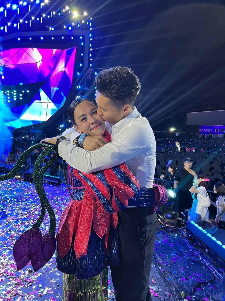 Nghệ sĩ Quốc Nghiệp đã cầm máy quay ghi lại từng khoảnh khắc của vợ trong đêm Chung kết.