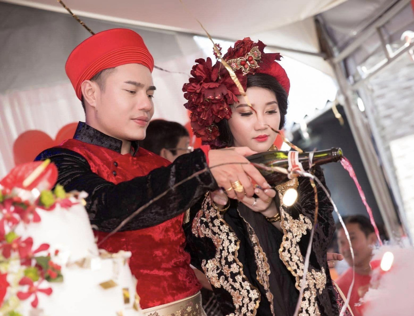 Nam danh hài hối tiếc vì không thể cho vợ được hôn lễ trọn vẹn. Nam danh hài hối tiếc vì không thể cho vợ được hôn lễ trọn vẹn.