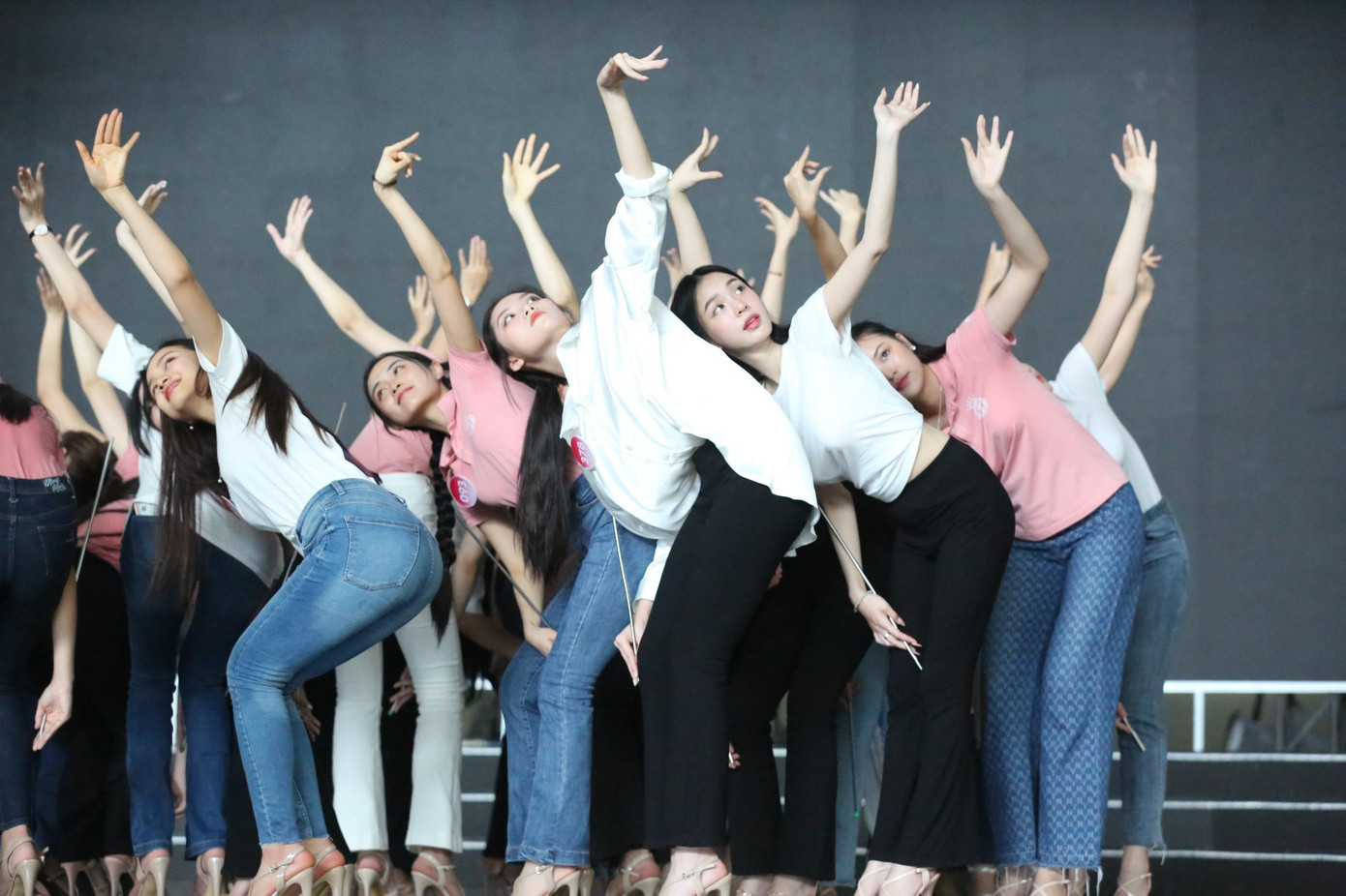 Các thí sinh tập luyện với cường độ cao để chuẩn bị cho đêm Chung khảo.