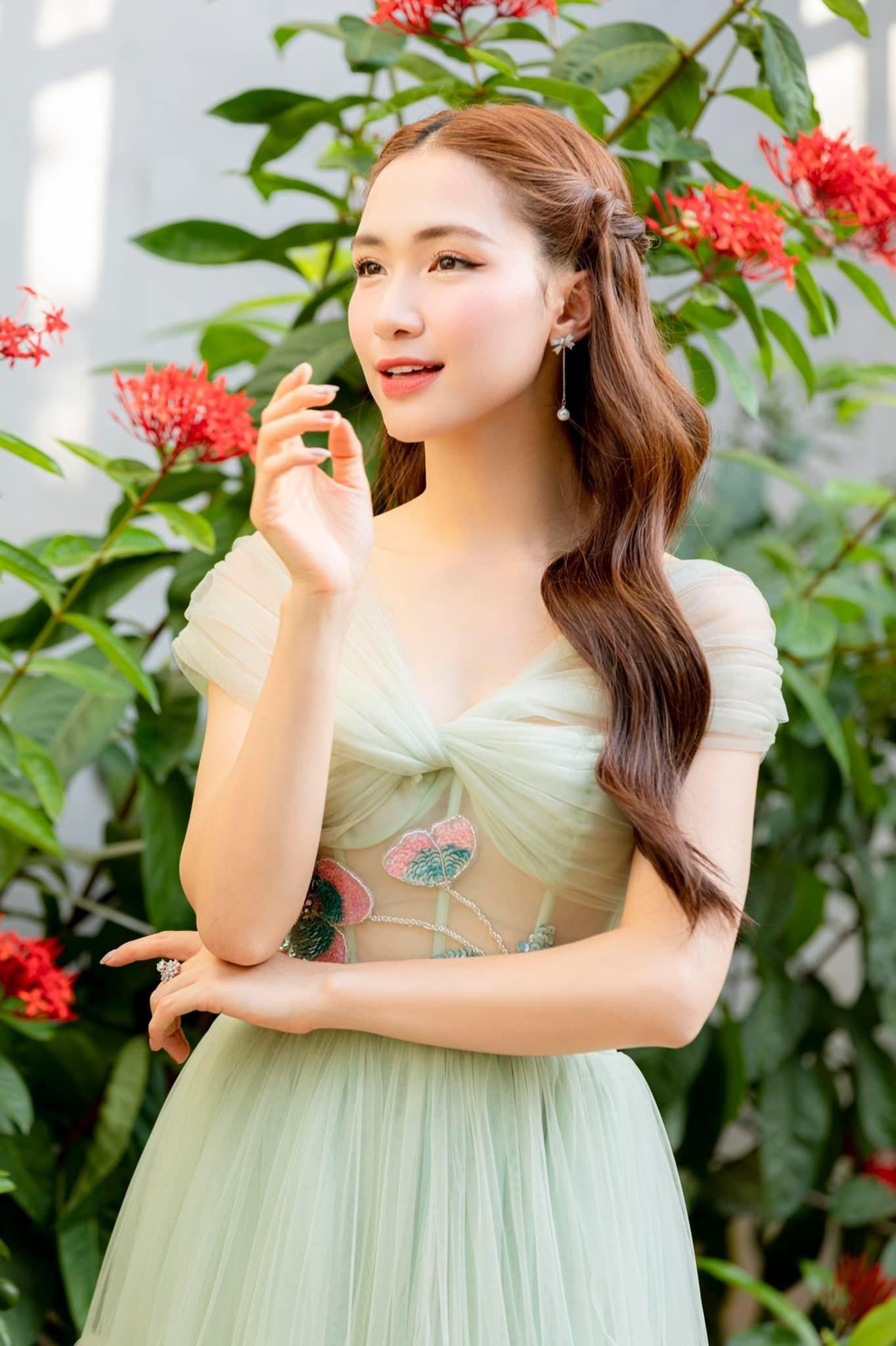 Ngoài tham gia nghệ thuật, nữ ca sĩ còn có một số hoạt động kinh doanh riêng. Ngoài tham gia nghệ thuật, nữ ca sĩ còn có một số hoạt động kinh doanh riêng.