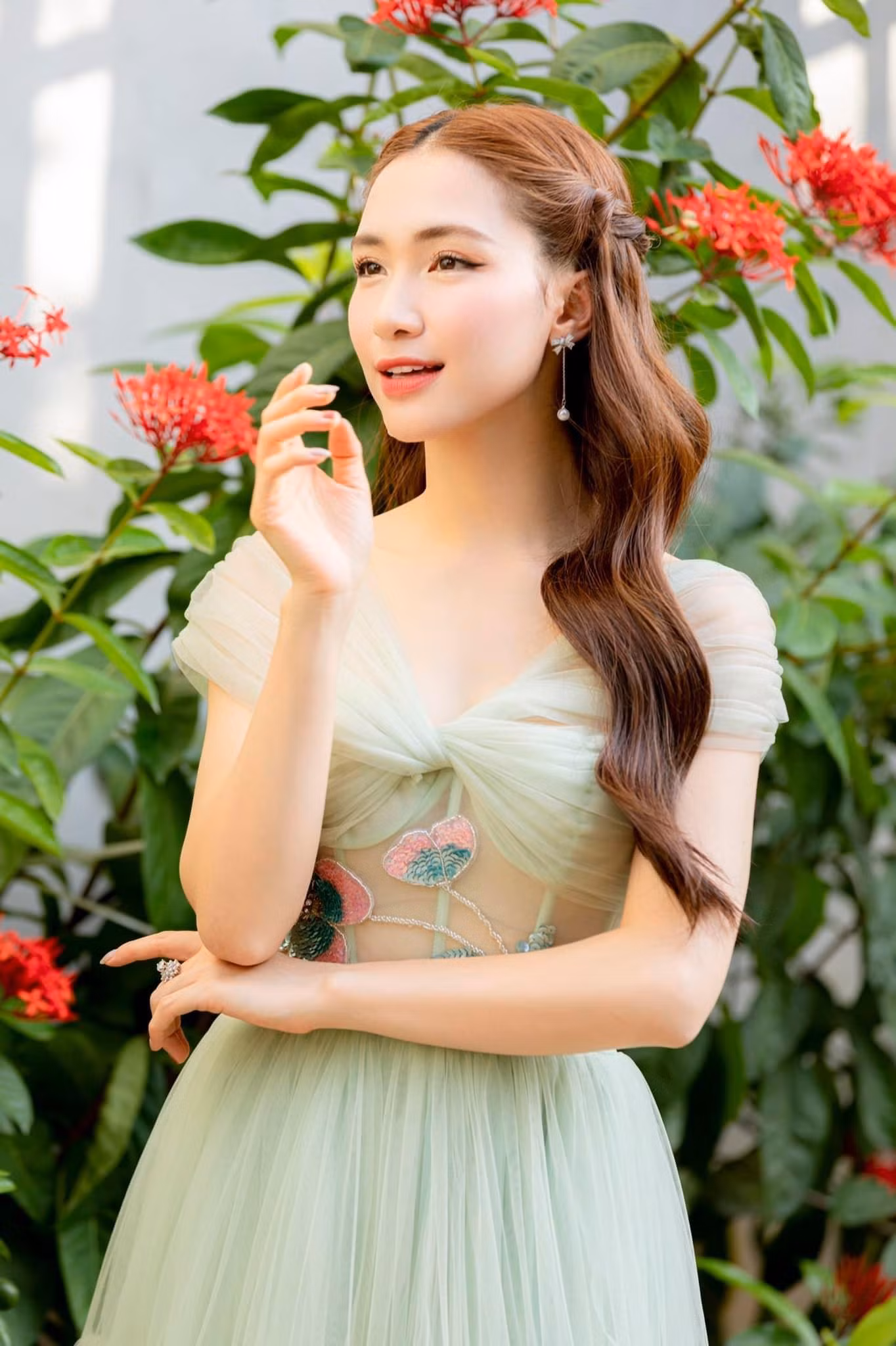 Ngoài tham gia nghệ thuật, nữ ca sĩ còn có một số hoạt động kinh doanh riêng.