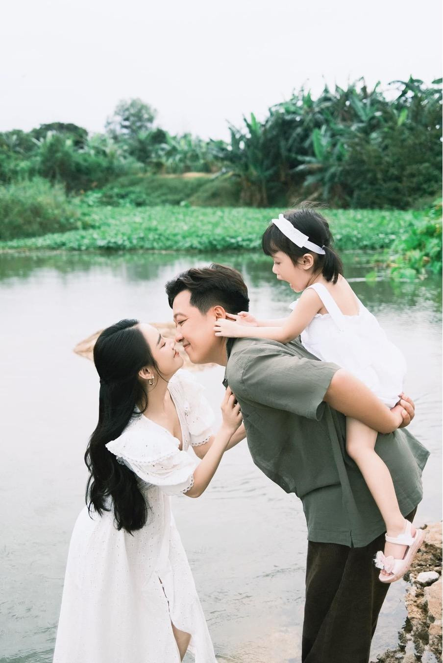 Ngày bé Destiny chào đời, Trường Giang đã không thể ở bên cạnh vợ vì lịch bay bị trễ. Ngày bé Destiny chào đời, Trường Giang đã không thể ở bên cạnh vợ vì lịch bay bị trễ.