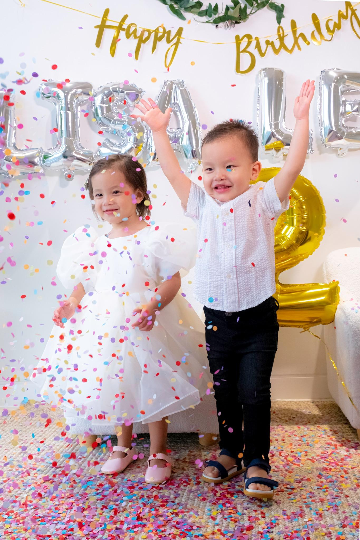 Lisa và Leon đón sinh nhật lần thứ 2 trong sự chúc phúc của gia đình và người hâm mộ. Lisa và Leon đón sinh nhật lần thứ 2 trong sự chúc phúc của gia đình và người hâm mộ.