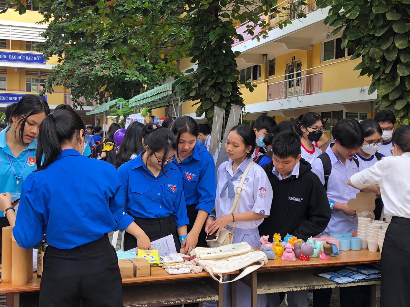 Nhiều hoạt động trải nghiệm thú vị cho phép teen thư giãn sau nhiều giờ học tập căng thẳng. Nguồn: Fanpage trường THPT Hùng Vương Nhiều hoạt động trải nghiệm thú vị cho phép teen thư giãn sau nhiều giờ học tập căng thẳng. Nguồn: Fanpage trường THPT Hùng Vương