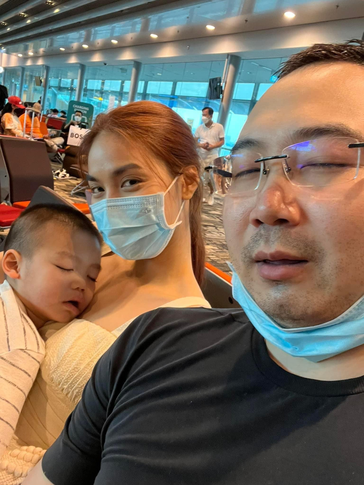 Cậu bé được nhận xét có nhiều đường nét trên khuôn mặt rất giống bố. Cậu bé được nhận xét có nhiều đường nét trên khuôn mặt rất giống bố.