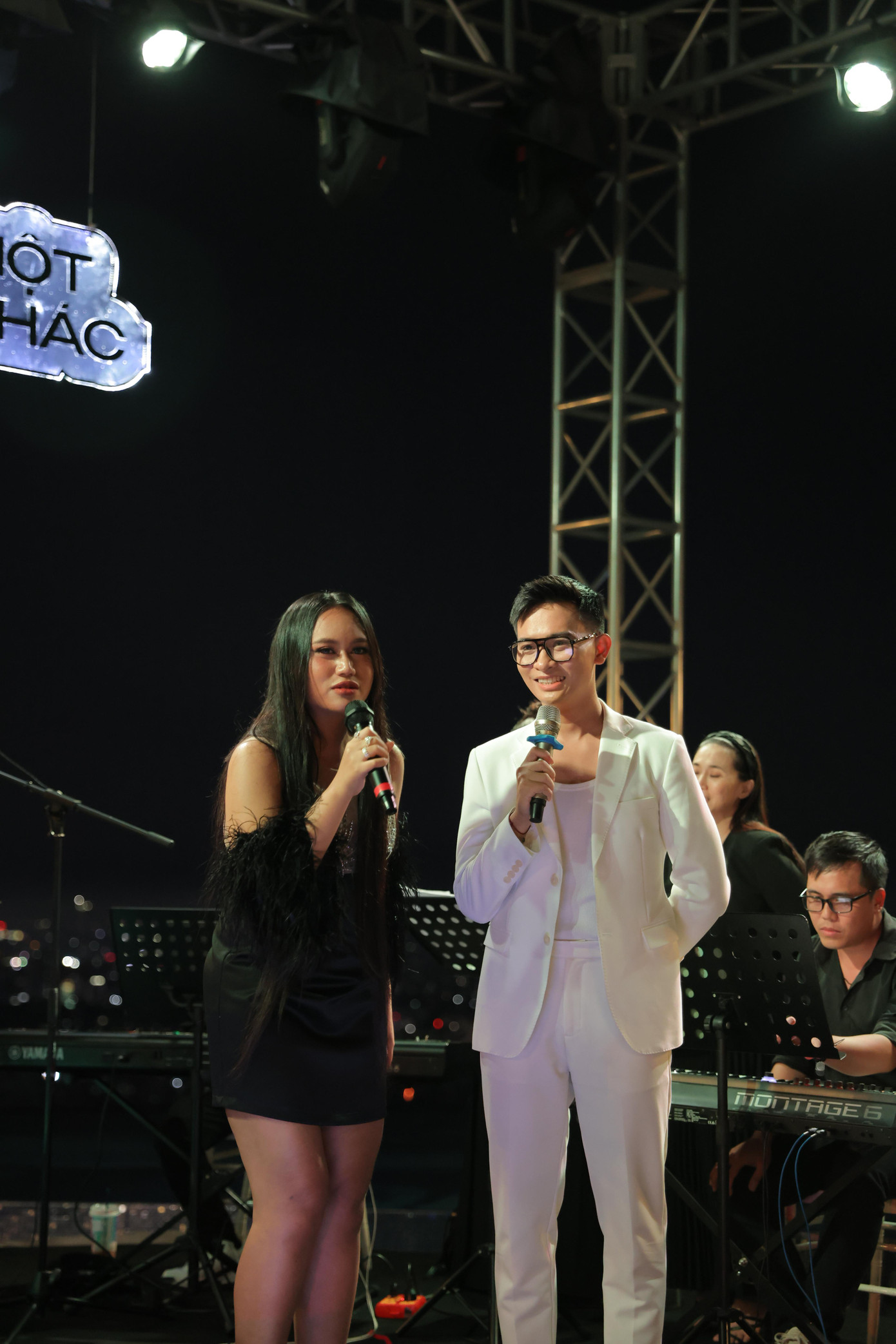 Nữ ca sĩ Sofia xuất hiện cùng Mr. B tại showcase.