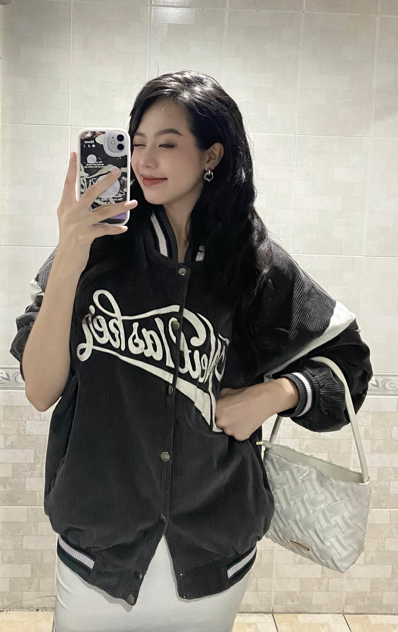 Trong đời sống hằng ngày hay khi đi học, Hoa hậu Thanh Thủy trung thành với những mẫu quần áo đơn giản nhưng không kém phần năng động, trẻ trung.