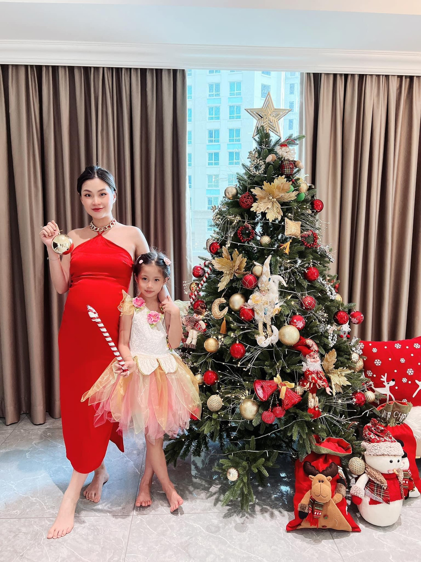 Dù khó khăn trong việc di chuyển nhưng nàng hậu vẫn tranh thủ cùng con trang trí Noel.