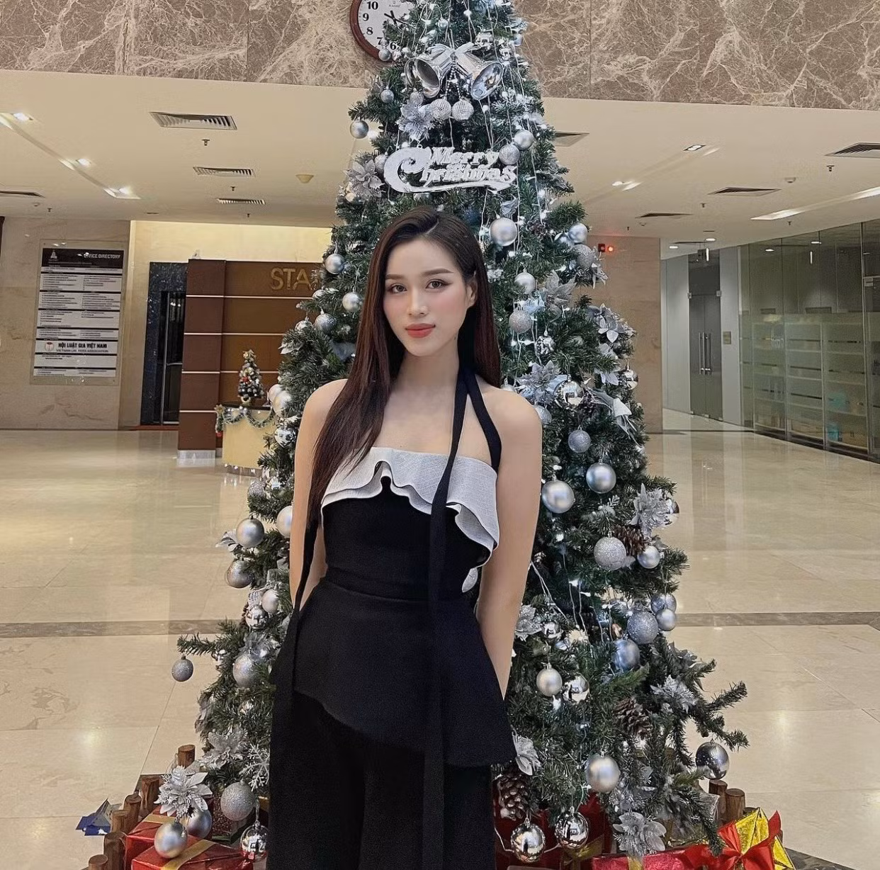 Đỗ Thị Hà tranh thủ check-in cùng cây thông nhân dịp Noel. Đỗ Thị Hà tranh thủ check-in cùng cây thông nhân dịp Noel.
