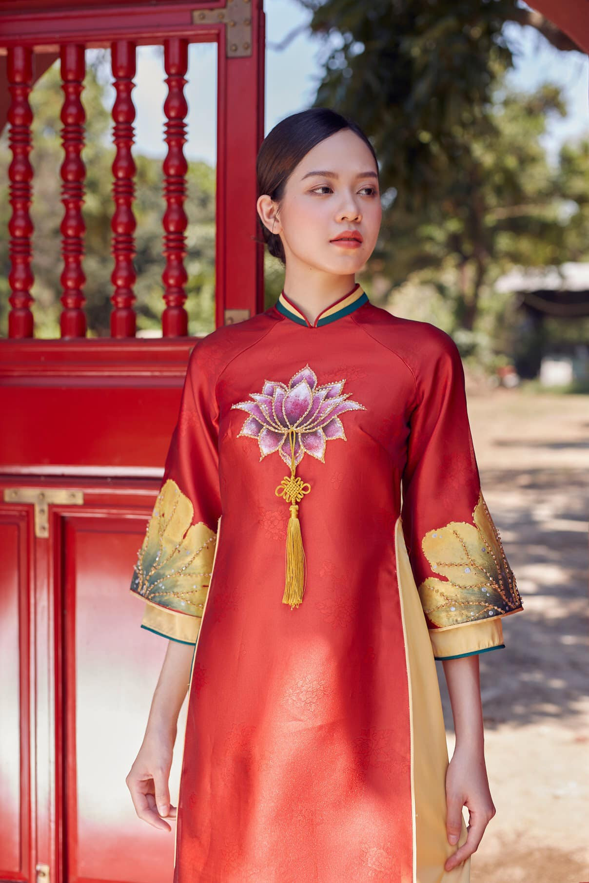 Thanh Thủy duyên dáng trong mẫu áo dài truyền thống trước khi tham gia Hoa hậu Việt Nam.