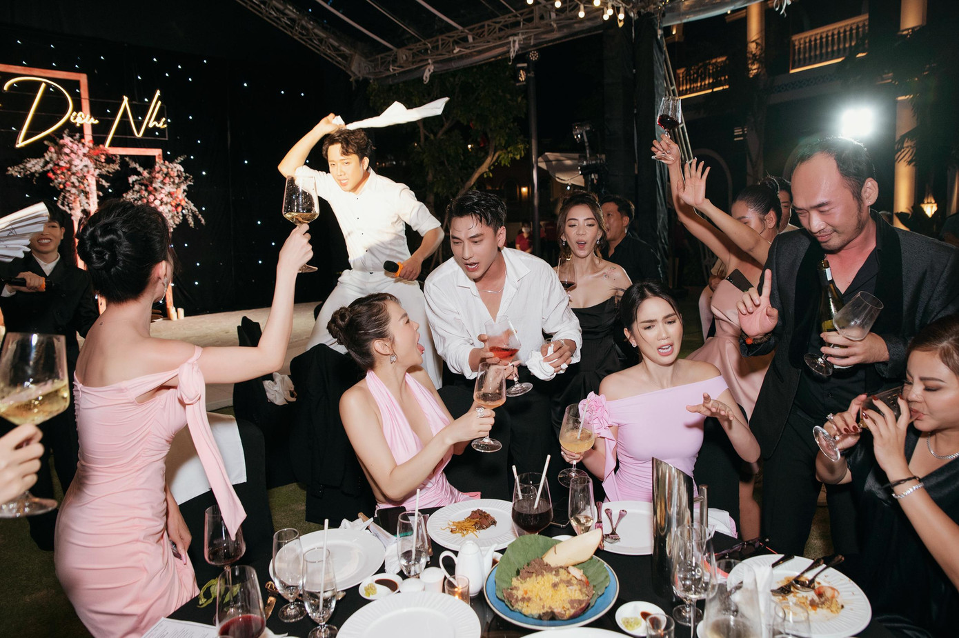 Nhiều sao Việt không ngần ngại "cháy hết mình" cùng cô dâu và chú rể. Nhiều sao Việt không ngần ngại "cháy hết mình" cùng cô dâu và chú rể.