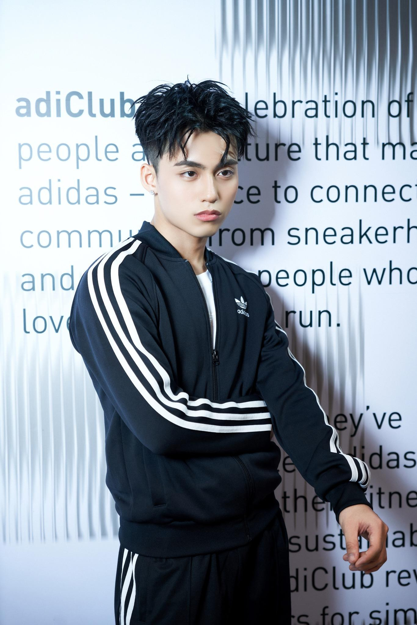 Nam ca sĩ từng tiết lộ muốn trở thành nhà báo để có thể bảo vệ anh trai trước dư luận. Nam ca sĩ từng tiết lộ muốn trở thành nhà báo để có thể bảo vệ anh trai trước dư luận.