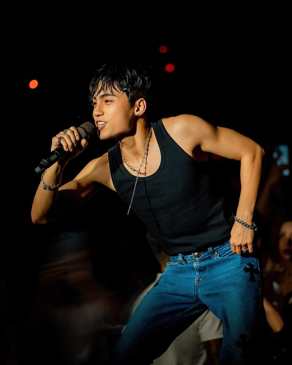 MONO từng thường xuyên xuất hiện cùng anh trai trong các sự kiện, show ca hát. MONO từng thường xuyên xuất hiện cùng anh trai trong các sự kiện, show ca hát.