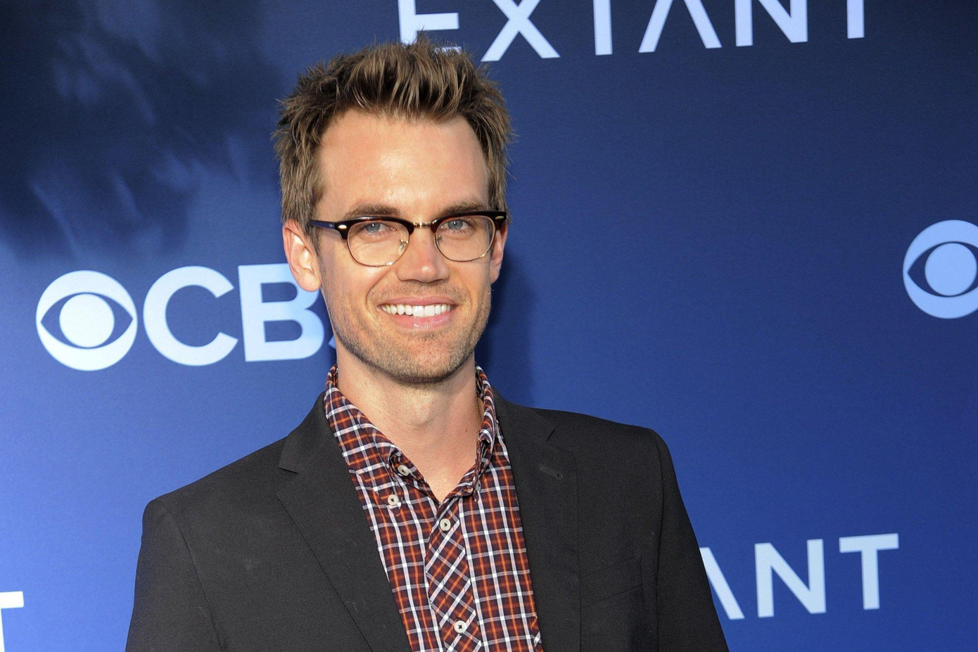 Tyler Hilton từng trình diễn cùng với Aaron Carter bản hit &quot;I Want Candy&quot;.