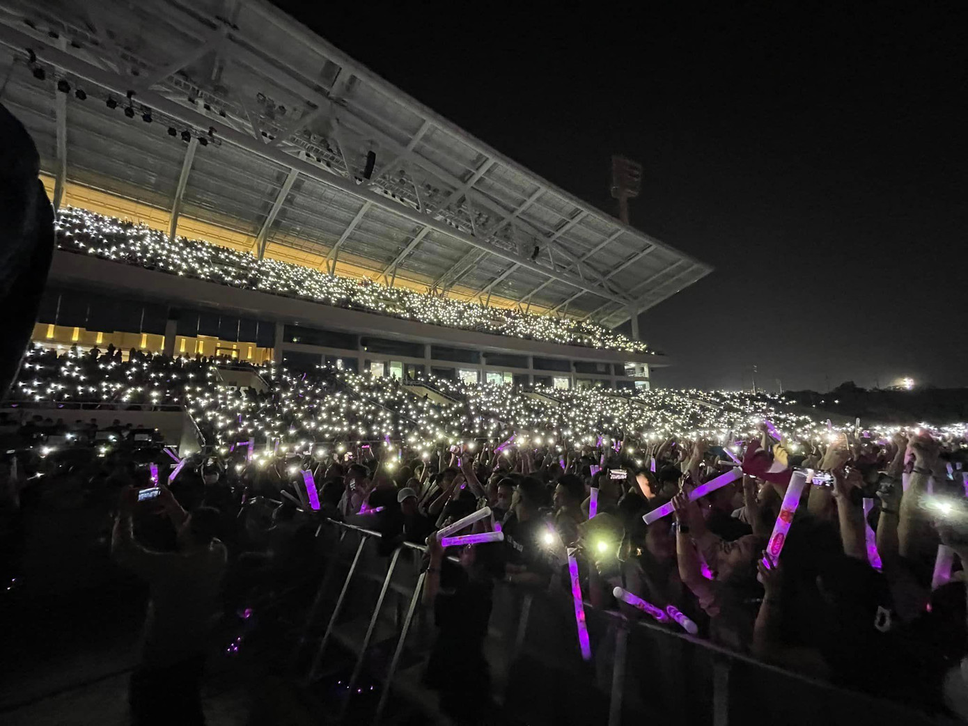 Liveshow Tri Ân với sức chứa lên đến 30.000 khán giả. Liveshow Tri Ân với sức chứa lên đến 30.000 khán giả.