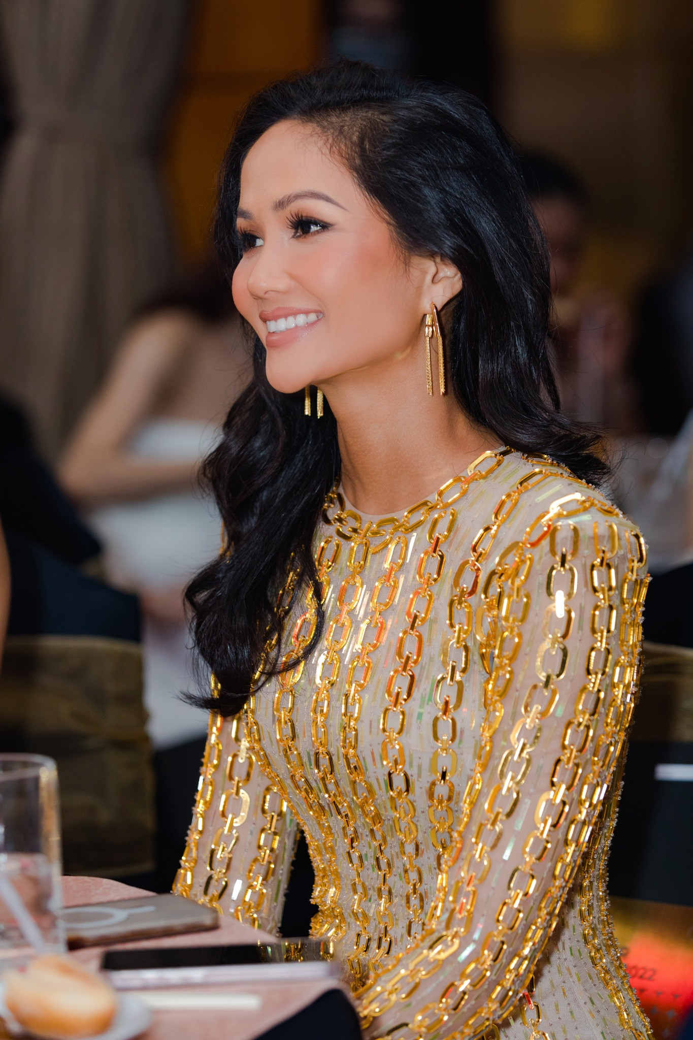 H'Hen Niê gửi lời cảm ơn đến anti-fan vì đã khiến bản thân trở nên mạnh mẽ hơn. H'Hen Niê gửi lời cảm ơn đến anti-fan vì đã khiến bản thân trở nên mạnh mẽ hơn.