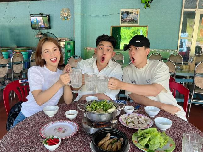 Nhiều khách mời đã có mặt tại Phan Thiết từ sớm để chia vui cùng cặp đôi.