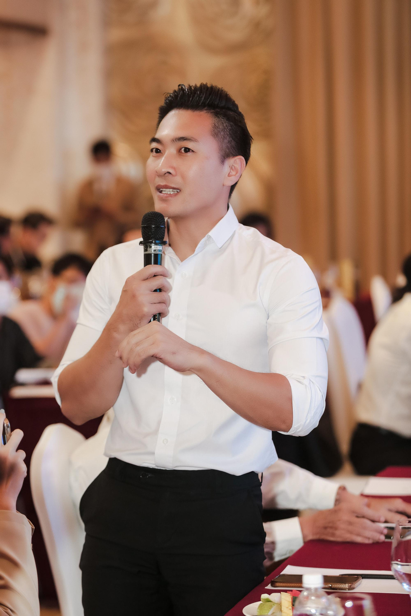 Quốc Cơ cho biết anh đã từng chứng kiến không ít nghệ sĩ tự kỷ thành công.