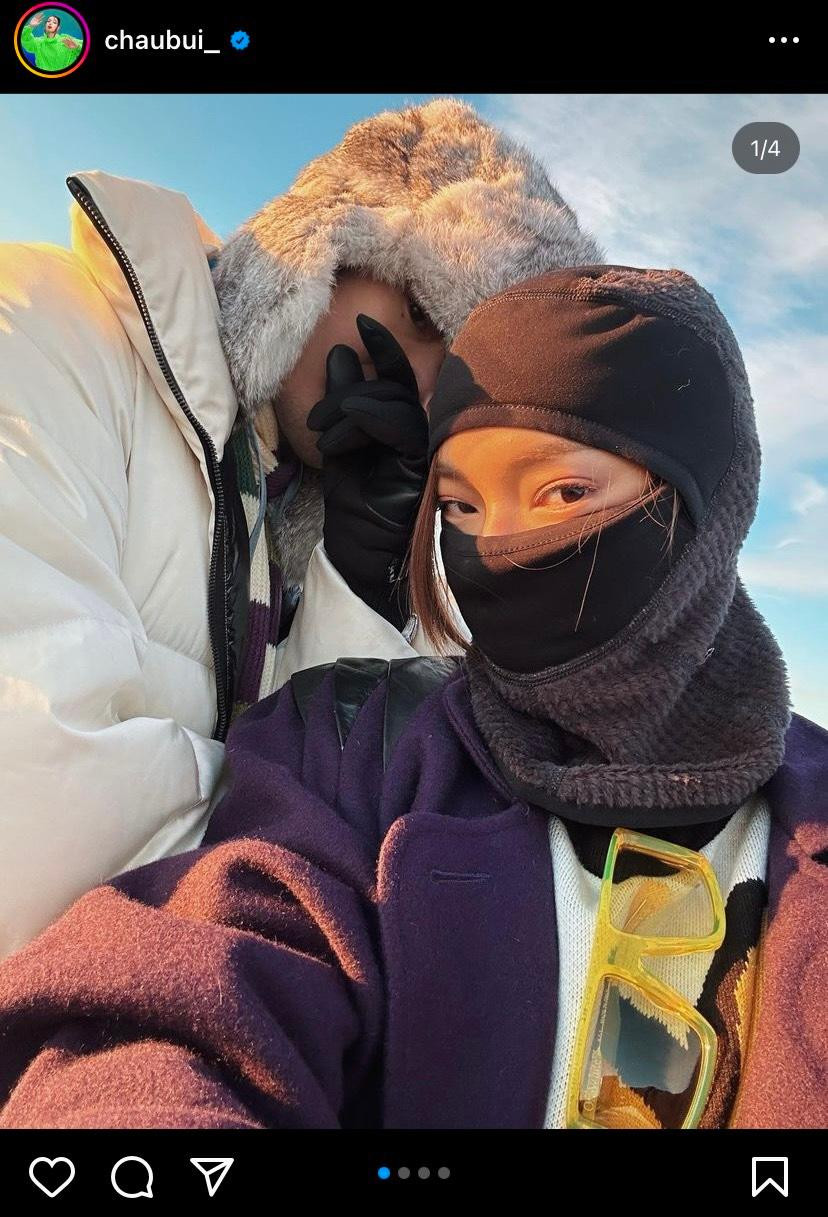 Không khó để nhận ra nam chính trong bức ảnh là ai dù cả hai che mặt. Không khó để nhận ra nam chính trong bức ảnh là ai dù cả hai che mặt.