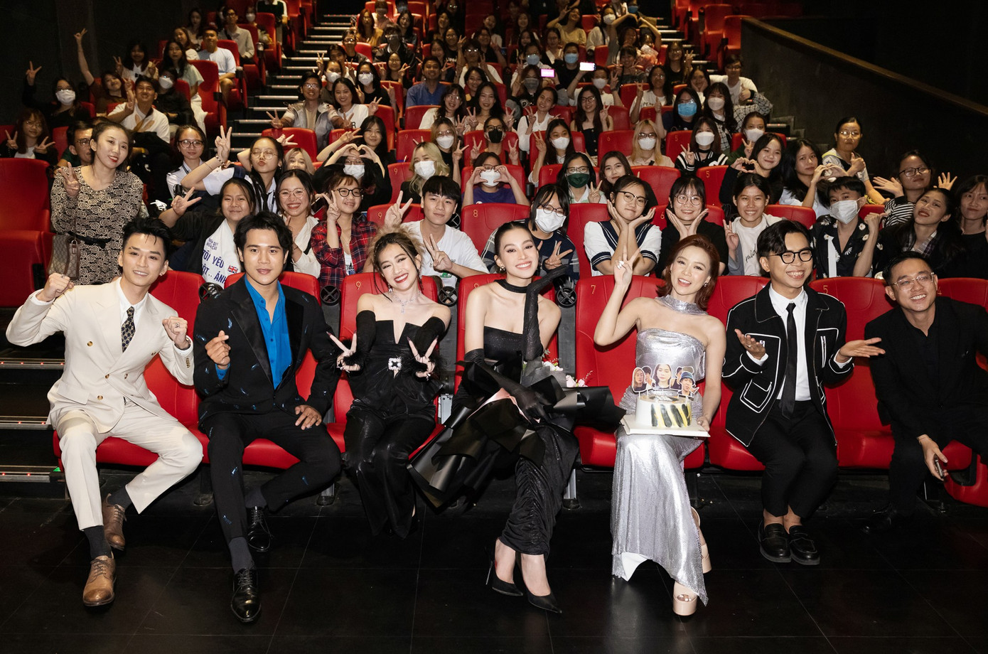 Buổi ra mắt phim Đảo Độc Đắc đã thu hút rất đông sự quan tâm từ khán giả và các nghệ sĩ.
