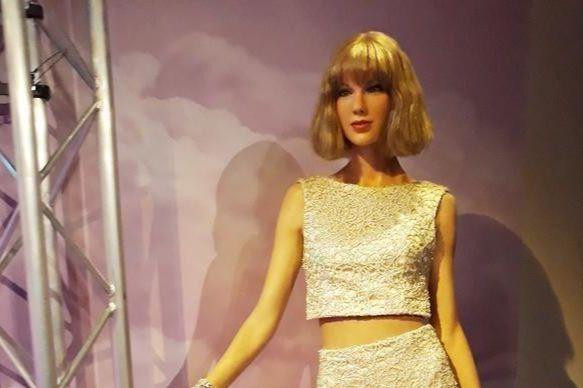 Tượng sáp Taylor Swift tại Amsterdam tạo nên tác phẩm "khủng hoảng" trong giới làm tượng sáp. Tượng sáp Taylor Swift tại Amsterdam tạo nên tác phẩm "khủng hoảng" trong giới làm tượng sáp.