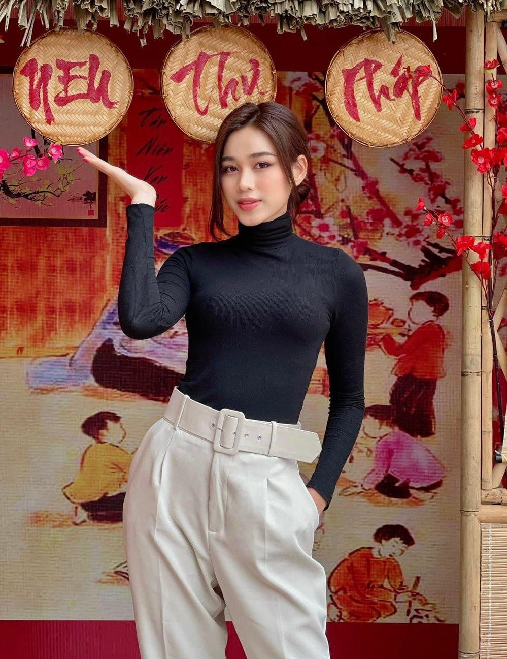 Thời trang đến trường của Đỗ Thị Hà luôn nhận về nhiều lời khen. Thời trang đến trường của Đỗ Thị Hà luôn nhận về nhiều lời khen.