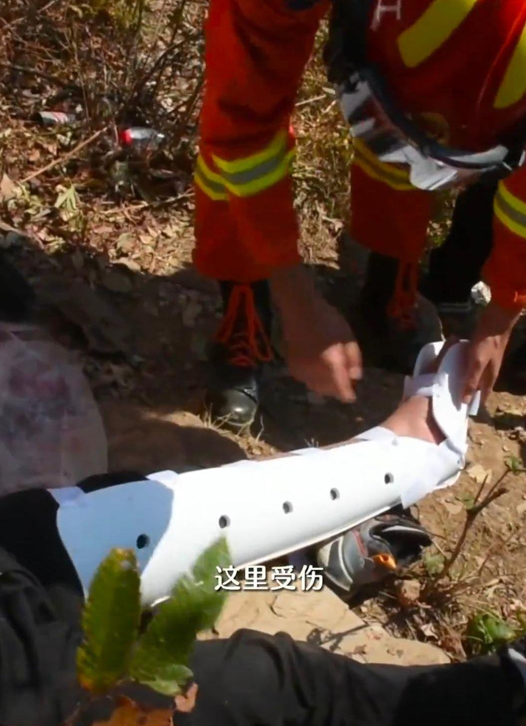 Đội cứu hộ nhanh chóng nghe theo sự sắp xếp từ bác sĩ ngoại khoa bị nạn. Nguồn: Weibo Đội cứu hộ nhanh chóng nghe theo sự sắp xếp từ bác sĩ ngoại khoa bị nạn. Nguồn: Weibo