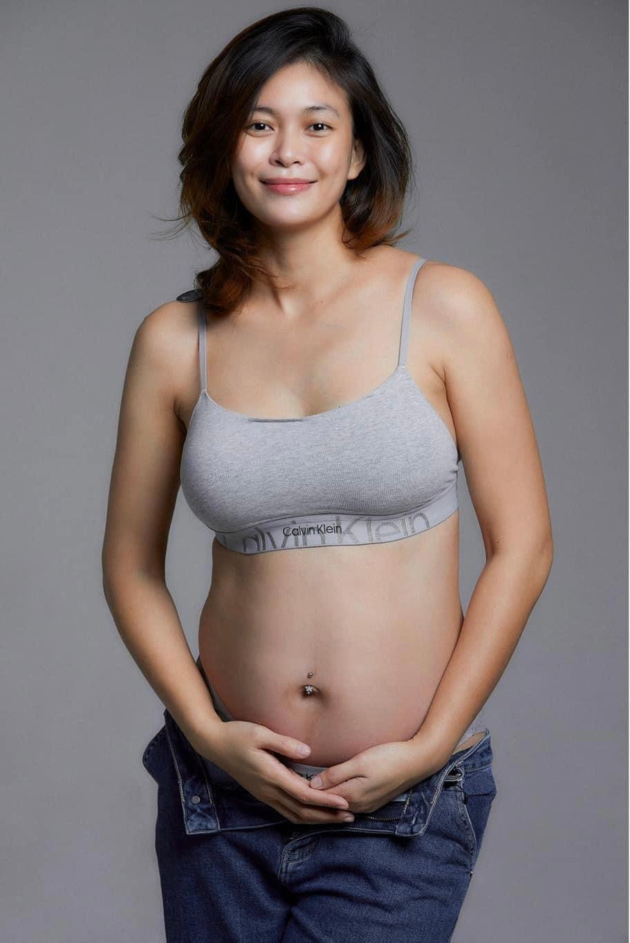 Á hậu Mâu Thủy bất ngờ công khai mang thai ở tháng thứ 6 của thai kỳ. Á hậu Mâu Thủy bất ngờ công khai mang thai ở tháng thứ 6 của thai kỳ.