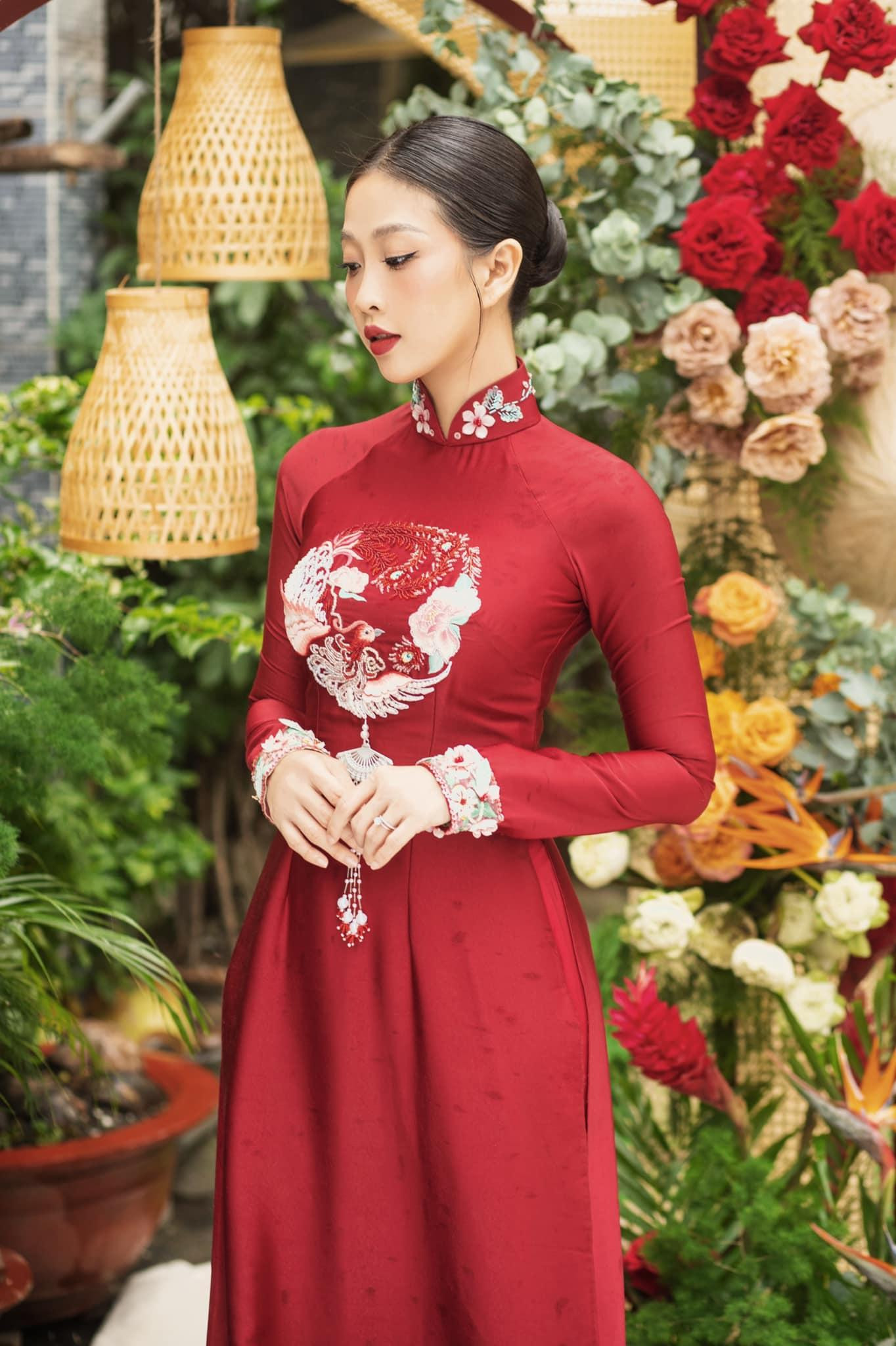 Hai chiếc áo dài mang màu sắc thời "ông bà anh" được cặp đôi lựa chọn. Ảnh: FBNV Hai chiếc áo dài mang màu sắc thời "ông bà anh" được cặp đôi lựa chọn. Ảnh: FBNV