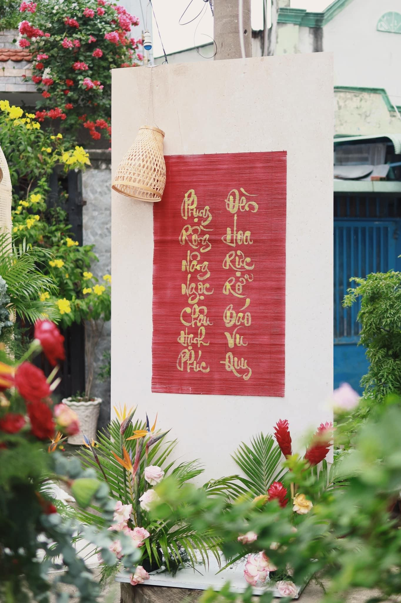 Câu đối do nữ MC tự chắp bút. Ảnh: FBNV Câu đối do nữ MC tự chắp bút. Ảnh: FBNV