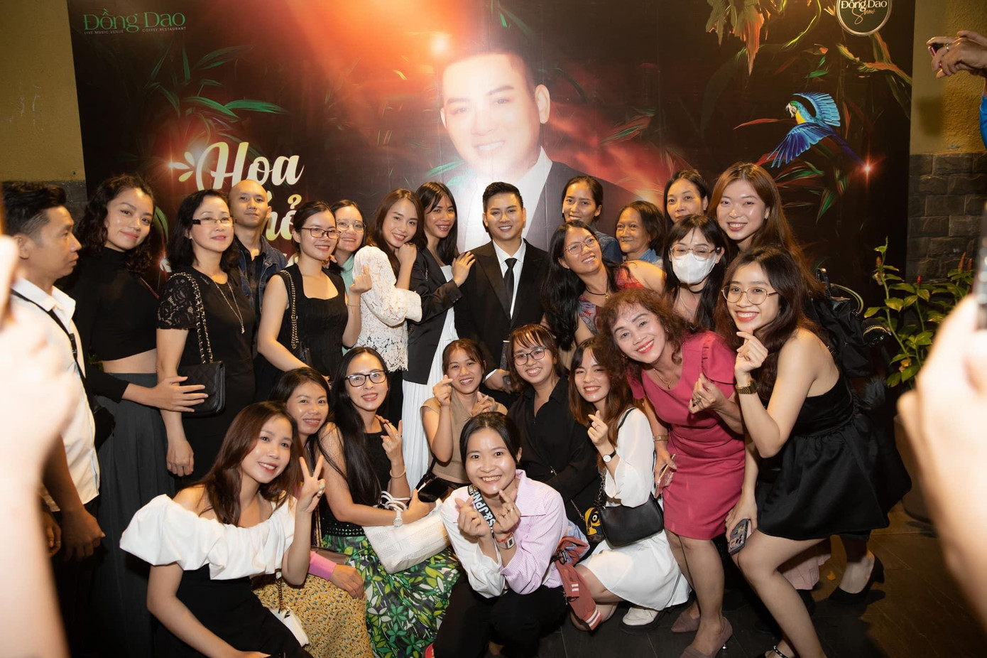 Nam ca sĩ vẫn nhận được sự ủng hộ lớn sau thời gian dài vắng bóng. Nam ca sĩ vẫn nhận được sự ủng hộ lớn sau thời gian dài vắng bóng.