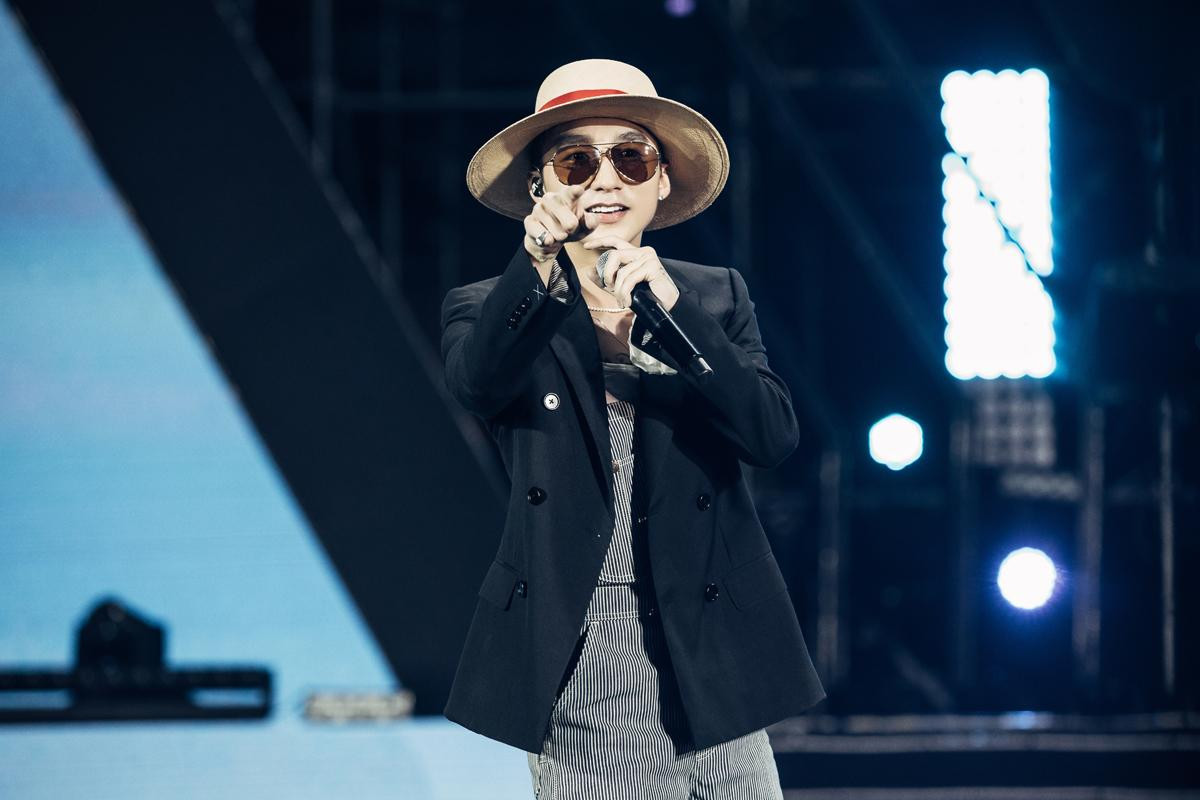 Dù hạn chế trong một số hoạt động nhưng Sơn Tùng vẫn là cái tên nhận được sự chú ý. Dù hạn chế trong một số hoạt động nhưng Sơn Tùng vẫn là cái tên nhận được sự chú ý.